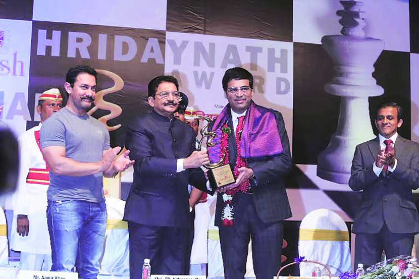 विश्वनाथन आनंदला पुरस्कार प्रदान करताना महाराष्ट्राचे राज्यपाल विद्यासागर राव. यावेळी बॉलीवूड अभिनेता आमीर खानही उपस्थित होता. (छाया : दिलीप कागडा)