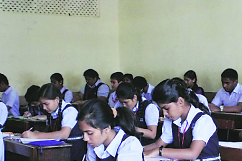 ‘मराठी’चे विद्यार्थी शोधताना गुरुजींची दमछाक!