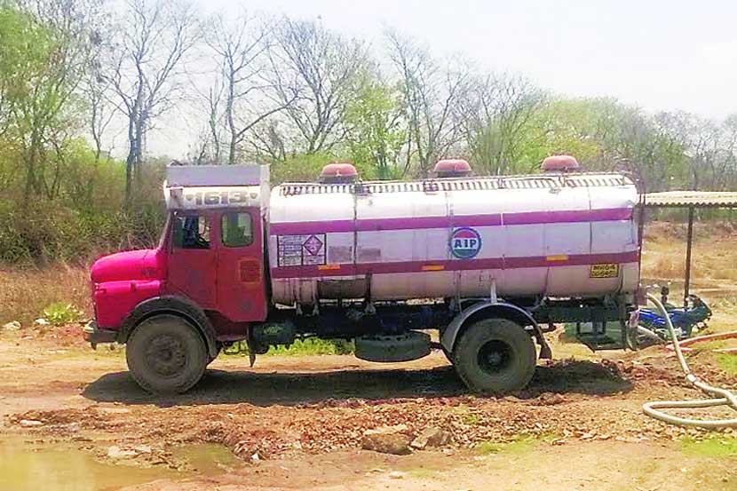 पाण्याची टंचाई सर्वत्रच भेडसावत असून टँकर मागविण्याशिवाय नागरिकांकडे अन्य कोणताही पर्याय उरलेला नाही. 