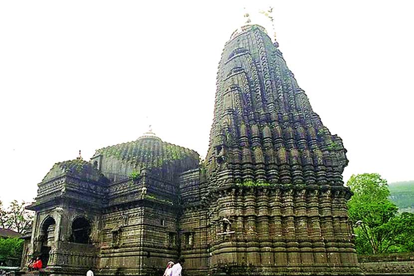 बारा ज्योतिर्लिगांपैकी एक ही त्र्यंबकेश्वर मंदिराची ओळख.