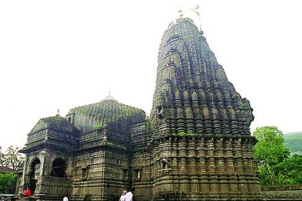 बारा ज्योतिर्लिगांपैकी एक ही त्र्यंबकेश्वर मंदिराची ओळख.