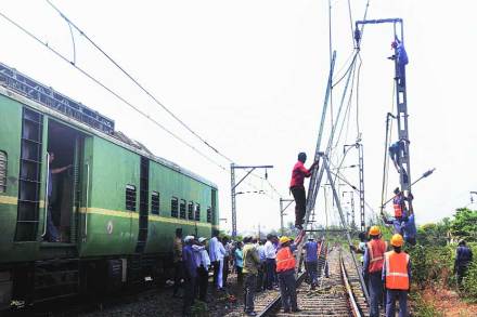 रेल्वेच्या या बिघाडाचा थेट परिणाम रस्ते वाहतुकीवरही झाला आणि ठाणे-बेलापूर मार्गावर प्रचंड वाहतूक कोंडी झाली. रेल्वेच्या या बिघाडाचा थेट परिणाम रस्ते वाहतुकीवरही झाला आणि ठाणे-बेलापूर मार्गावर प्रचंड वाहतूक कोंडी झाली.