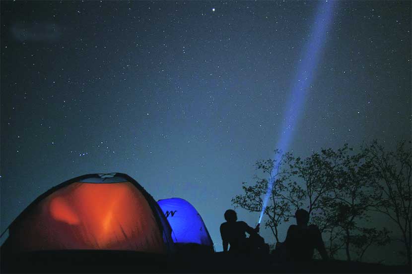 कँपिंग, ट्रेकच्या वेळी रात्री मुक्कामासाठी, प्रस्तरारोहण मोहिमांमध्ये बेस कँपला याचा वापर होतो. 
