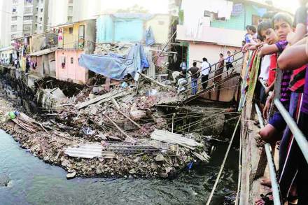 ठाणे, कळवा आणि मुंब्रा या तीन शहरांमधील नाल्यांवर करण्यात आलेल्या बेकायदा बांधकामांना पुन्हा एकदा अभय मिळण्याची चिन्हे दिसू लागली आहेत. ठाणे, कळवा आणि मुंब्रा या तीन शहरांमधील नाल्यांवर करण्यात आलेल्या बेकायदा बांधकामांना पुन्हा एकदा अभय मिळण्याची चिन्हे दिसू लागली आहेत.