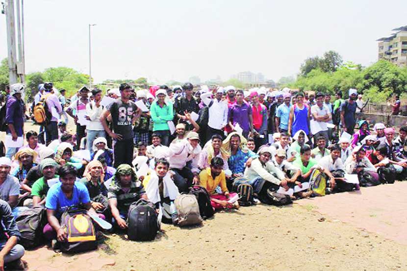 ठाणे येथील साकेत मैदानावर पोलीस भरतीसाठी जमलेले उमेदवार.