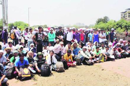 ठाणे येथील साकेत मैदानावर पोलीस भरतीसाठी जमलेले उमेदवार.