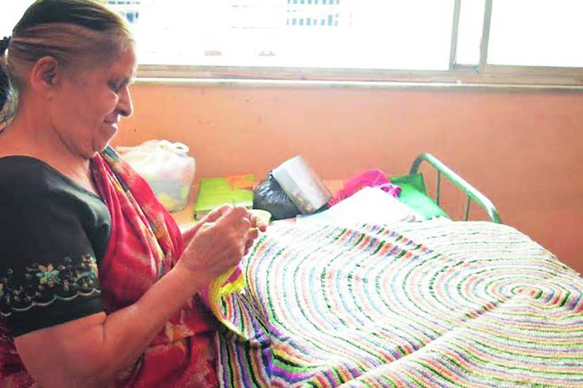 प्लास्टिकच्या पिशव्या जमा करायच्या आणि त्यापासून आकर्षक कलाकृती बनवायची.. वयाची पंचाहत्तरी गाठलेल्या कल्याणमधील अंजली आपटे यांचा हा दिनक्रम म्हटला तर छंद आहे. प्लास्टिकच्या पिशव्या जमा करायच्या आणि त्यापासून आकर्षक कलाकृती बनवायची.. वयाची पंचाहत्तरी गाठलेल्या कल्याणमधील अंजली आपटे यांचा हा दिनक्रम म्हटला तर छंद आहे.