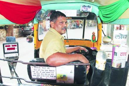 प्रदीप बागवे यांच्या रिक्षात पाणी, टीव्ही, मोबाइल चार्जिग आदी सुविधा आहेत.
