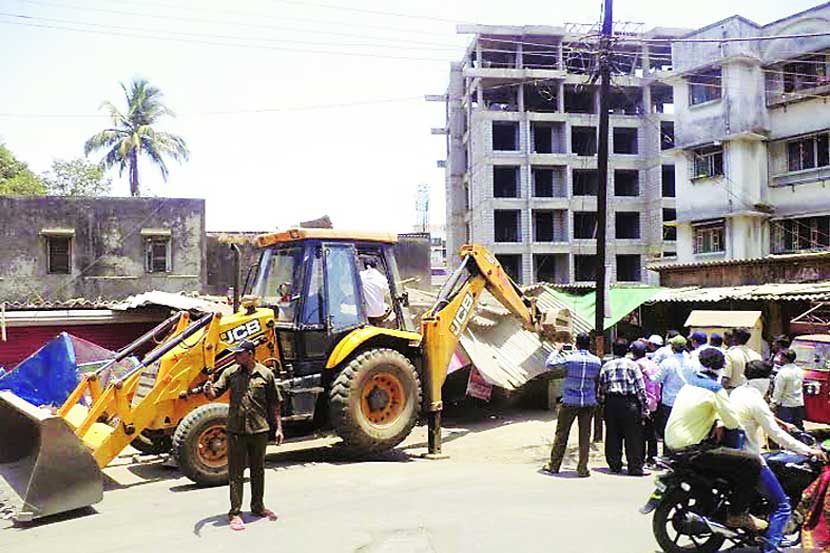 कात्रप आणि रेल्वे स्थानक परिसरात अनधिकृत झोपडय़ा पाडण्यात आल्या.