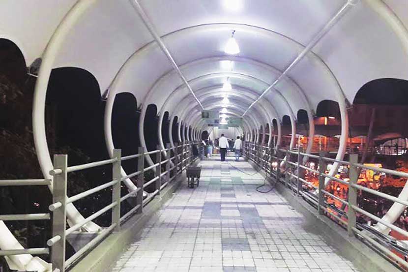 स्कायवॉकवर एलईडी बल्ब बसविण्यात आले आहेत.