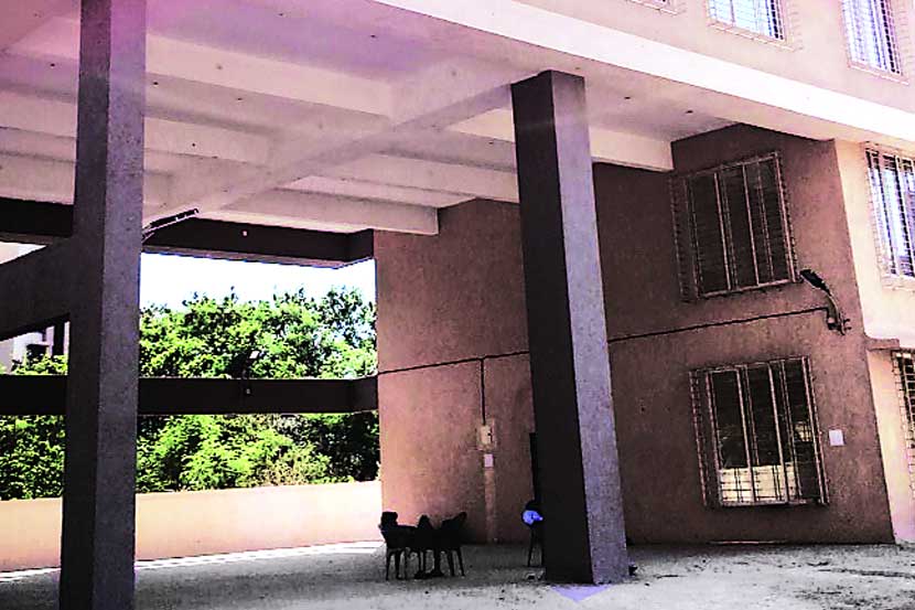 महापालिकेची बांधून तयार असलेली दोन अग्निशमन केंद्रे अद्याप सुरूच होऊ शकली नाहीत.