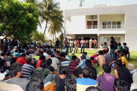 कुलगुरू अप्पाराव पोडिले यांच्या राजीनाम्याची मागणी करीत विद्यार्थी प्रवेशद्वारावर जमले. कुलगुरू अप्पाराव पोडिले यांच्या राजीनाम्याची मागणी करीत विद्यार्थी प्रवेशद्वारावर जमले.