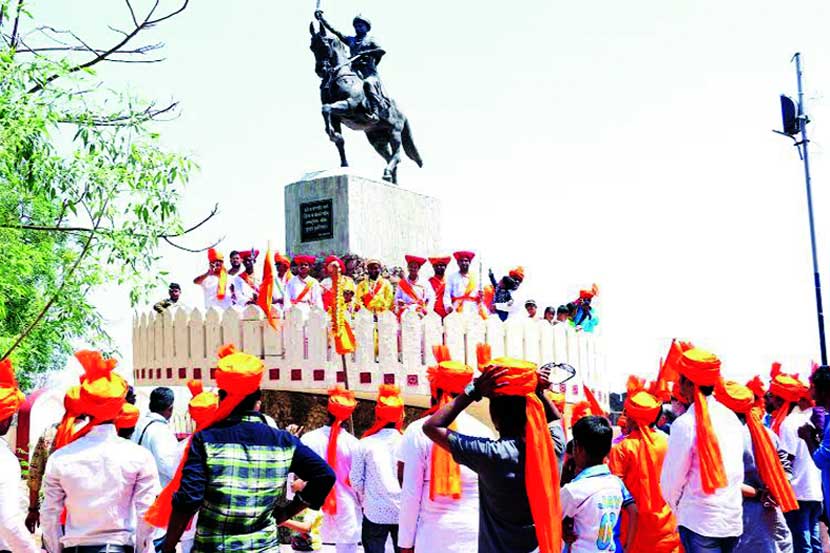 वसईत मोठय़ा धूमधडाक्यात हिंदू नववर्ष दिन म्हणजेच गुढीपाडवा साजरा झाला.