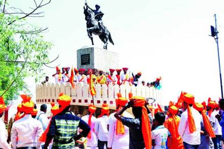 वसईत मोठय़ा धूमधडाक्यात हिंदू नववर्ष दिन म्हणजेच गुढीपाडवा साजरा झाला.
