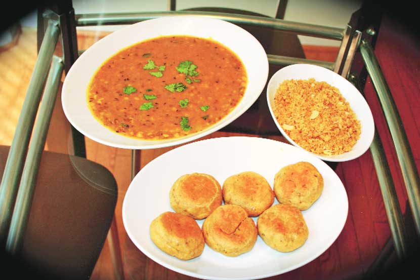 खाऊच्या शोधकथा: दाल बाटी चुर्मा खाऊच्या शोधकथा: दाल बाटी चुर्मा