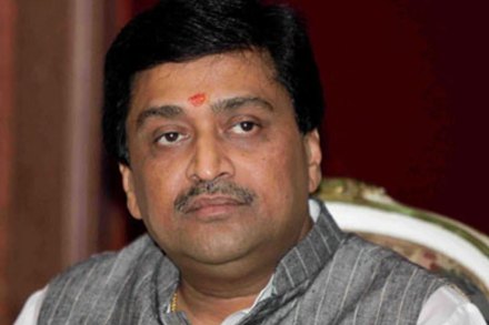 कळवण येथे आयोजित आदिवासी वनहक्क परिषद व शेतकरी मेळाव्यात माजी मुख्यमंत्री अशोक चव्हाण यांच्या सत्कारप्रसंगी कार्यकर्ते. (छाया- डॉ. किशोर कुवर)