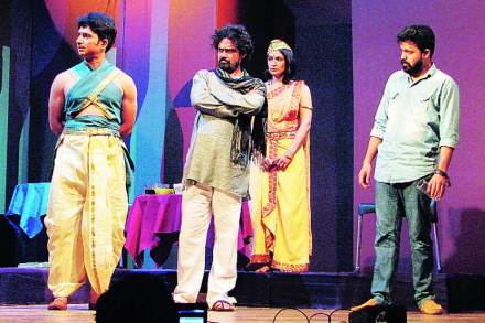 ‘आषाढ बार’ : कॅलिडोस्कोपिक सृजनचिकित्सा