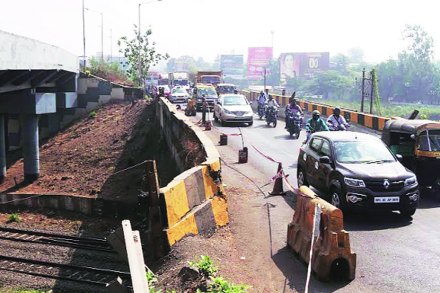 शिळफाटा रस्त्यावरील निळजे गावाजवळील कमकुवत झालेला उड्डाणपूल. ( छायाचित्र - दीपक जोशी ) शिळफाटा रस्त्यावरील निळजे गावाजवळील कमकुवत झालेला उड्डाणपूल. ( छायाचित्र - दीपक जोशी )