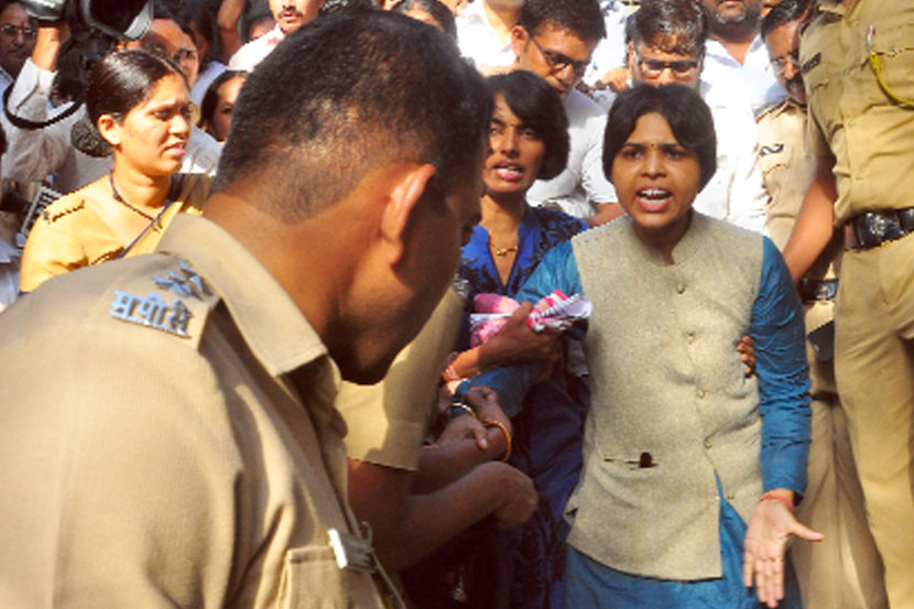 कपालेश्वर मंदिरात जातीभेदामुळे प्रवेशास विरोध कपालेश्वर मंदिरात जातीभेदामुळे प्रवेशास विरोध