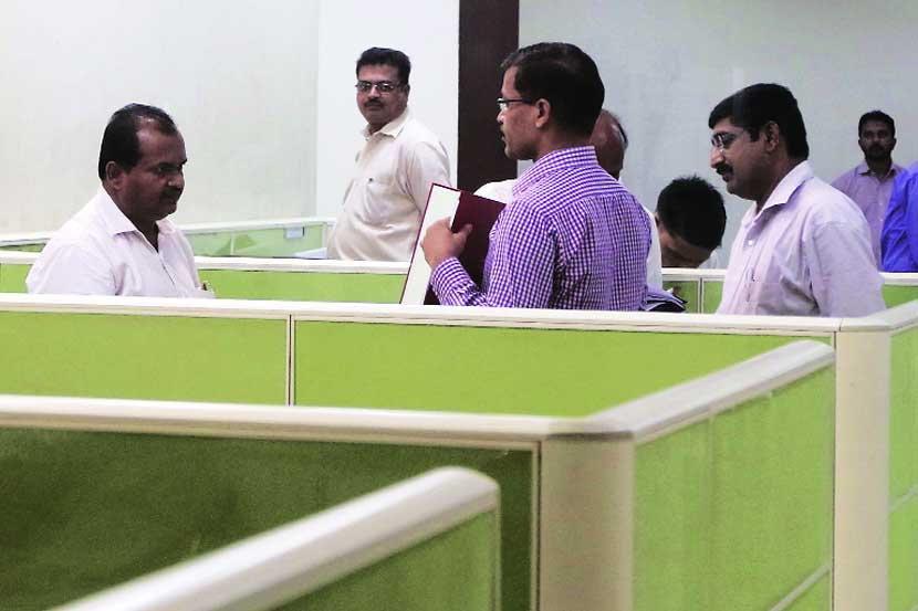 मुख्यालयातील अधिकारी व कर्मचाऱ्यांना आयुक्तांनी शिस्तीचे धडे घालून दिले. छाया : नरेंद्र वास्कर (संग्रहित छायाचित्र)