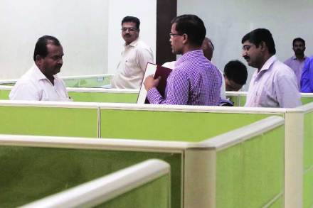 मुख्यालयातील अधिकारी व कर्मचाऱ्यांना आयुक्तांनी शिस्तीचे धडे घालून दिले. छाया : नरेंद्र वास्कर (संग्रहित छायाचित्र)