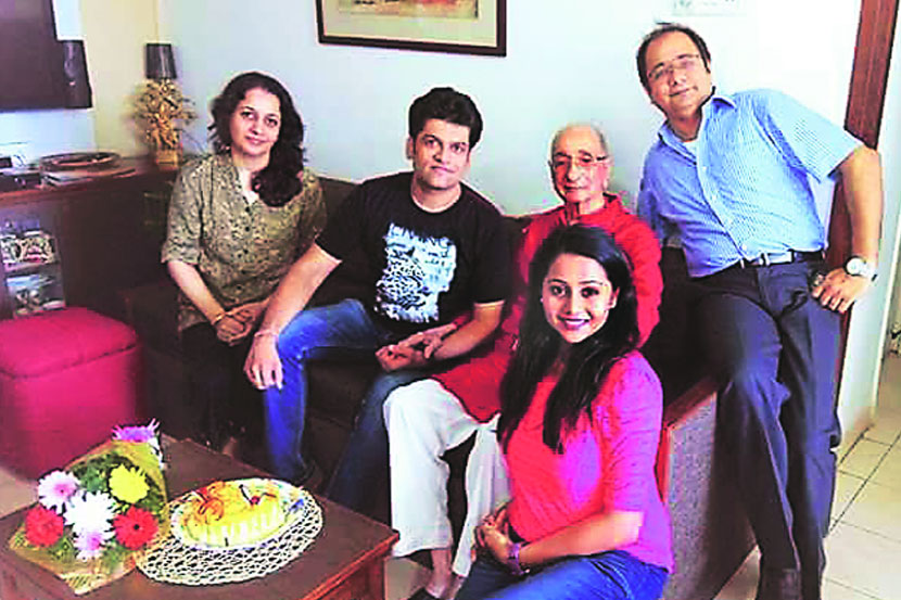  अरुण दाते यांच्या वाढदिवसानिमित्त त्यांच्या निवासस्थानी जमलेले गायक मंदार आपटे व इतर मान्यवर.