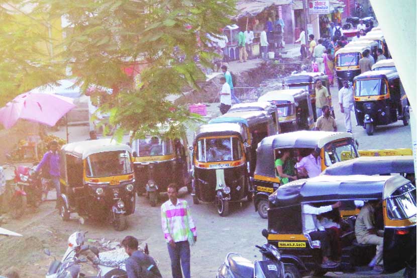 बदलापूरच्या रिक्षा थांब्यावर होत असलेली प्रवाशांची वर्दळ ; रिक्षाच्या लागलेल्या लांबच लांब रांगा.