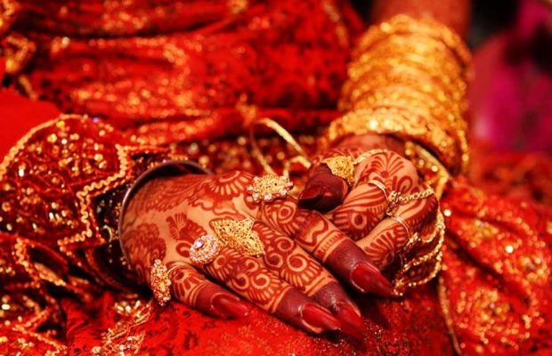 फोनवर व्यग्र असलेल्या पत्नीस लग्नानंतर काही मिनिटांत पतीने दिला ‘तलाक’!