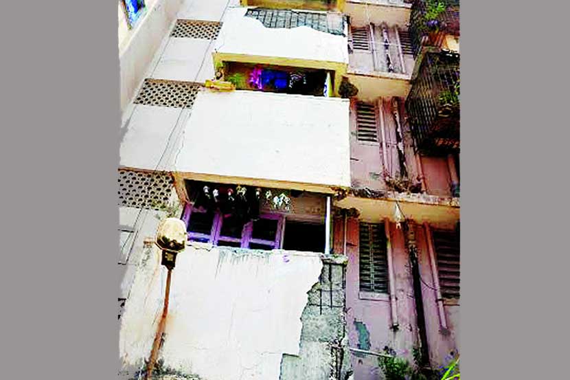 जोगेश्वरी पूर्वेकडे पूनमनगर येथे असलेल्या म्हाडाच्या नवीन पोलीस वसाहतीतील एका इमारतीच्या घराच्या बाल्कनीचा भाग गुरुवारी कोसळला. 