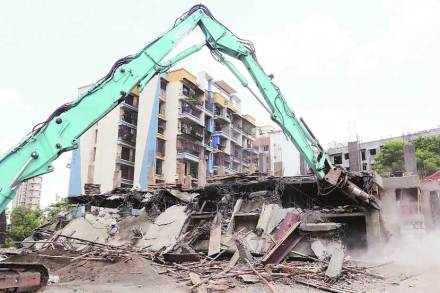 घणसोली आणि तळवलीमधील तीन इमारतीवर बुधवारी कारवाई करण्यात आली.         (छाया : नरेंद्र वास्कर )