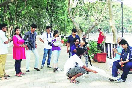‘शब्द’ या लघुपटासाठी चित्रिकरण करताना मधुरा जोशी व अन्य चमू. 