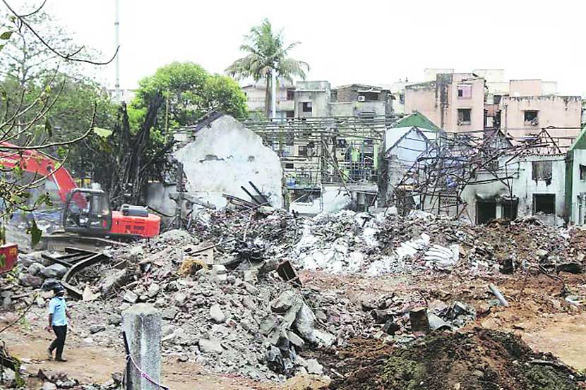 डोंबिवली एमआयडीसीमधील प्रोबेस कंपनीत झालेल्या स्फोटानंतर या ठिकाणी निर्माण झालेल्या इमारतीच्या ढिगाऱ्याखाली अडकलेल्यांची सुटका करण्याचे काम शुक्रवारी दिवसभर सुरू होते.