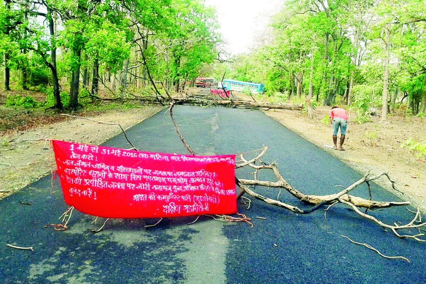 आलापल्ली-सिरोंचा मार्गावर नक्षलवाद्यांनी झाडे तोडून लावलेले बॅनर.