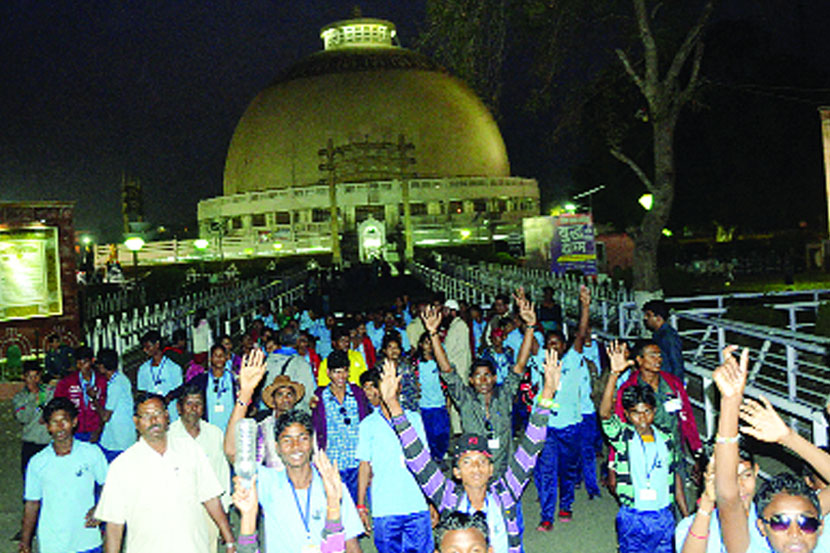 ‘गडचिरोली जिल्ह्य़ाबाहेर गेलो नसतो तर प्रगत महाराष्ट्र दिसलाच नसता’
