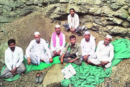 मराठवाडय़ातील शेतकऱ्यांना खरीप हंगामासाठी बियाणे व खतास अनुदान द्यावे, या मागणीसाठी पांगरा ढोणे येथील तुकाराम ढोणे या शेतकऱ्याने आपल्या स्वमालकीच्या कोरडय़ा विहिरीत बेमुदत उपोषण सुरू केले. मराठवाडय़ातील शेतकऱ्यांना खरीप हंगामासाठी बियाणे व खतास अनुदान द्यावे, या मागणीसाठी पांगरा ढोणे येथील तुकाराम ढोणे या शेतकऱ्याने आपल्या स्वमालकीच्या कोरडय़ा विहिरीत बेमुदत उपोषण सुरू केले.