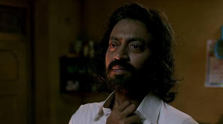 इरफान खान चित्रपटात एका सामान्य व्यक्तीची भूमिका साकारत असल्याचे दिसून येते. इरफान खान चित्रपटात एका सामान्य व्यक्तीची भूमिका साकारत असल्याचे दिसून येते.