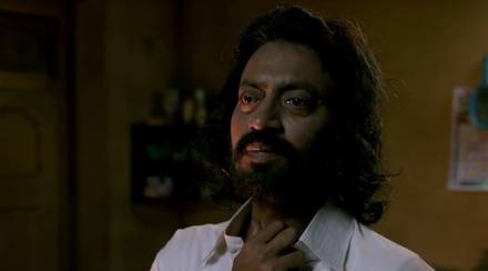 इरफान खान चित्रपटात एका सामान्य व्यक्तीची भूमिका साकारत असल्याचे दिसून येते.