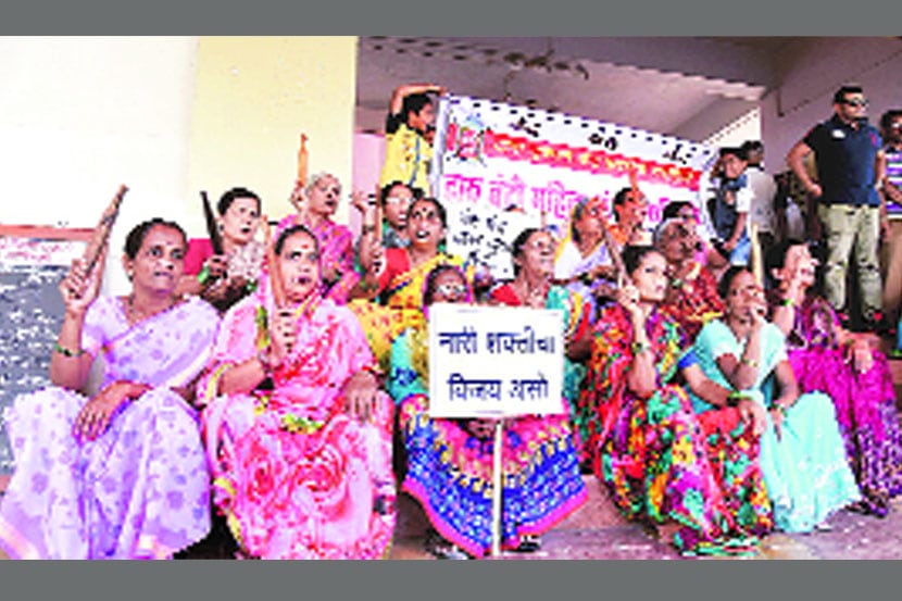 दारू दुकान स्थलांतरप्रश्नी आंदोलनकर्त्यां महिलांनी पालिकेच्या प्रवेशद्वारातच असा ठिय्या मारला होता (छाया- ओमप्रकाश)