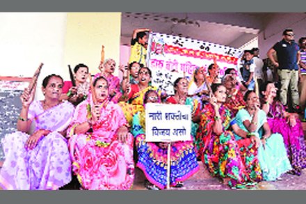 दारू दुकान स्थलांतरप्रश्नी आंदोलनकर्त्यां महिलांनी पालिकेच्या प्रवेशद्वारातच असा ठिय्या मारला होता (छाया- ओमप्रकाश)