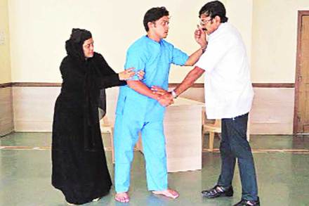 माथेफिरू मनोवृत्तीतून घडणाऱ्या घटनांवर नाटकातून प्रकाश माथेफिरू मनोवृत्तीतून घडणाऱ्या घटनांवर नाटकातून प्रकाश