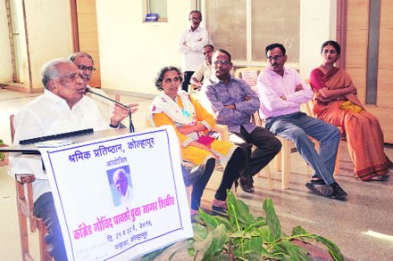  श्रमिक प्रतिष्ठानच्यावतीने आयोजित कॉम्रेड गोिवद पानसरे युवाजागर निवासी शिबिराच्या समारोपप्रसंगी बोलताना ज्येष्ठ विचारवंत प्रा. एन. डी. पाटील. डावीकडून प्राचार्य आनंद मेणसे, उमा पानसरे, प्राचार्य टी. एस. पाटील, एन. आर. भोसले, प्रा. मेघा पानसरे.