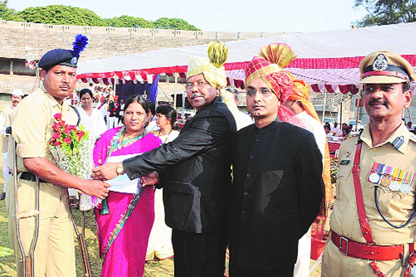 सन्य दलात कार्यरत असताना अपंगत्व प्राप्त झालेल्या जवान आदम शमसुद्दीन आतार यांना शासकीय आíथक मदतीचे धनादेश पालकमंत्री चंद्रकांत पाटील यांच्या हस्ते प्रदान करण्यात आले. जिल्हाधिकारी डॉ. अमित सनी,, पोलीस अधीक्षक प्रदीप देशपांडे उपस्थित होते.