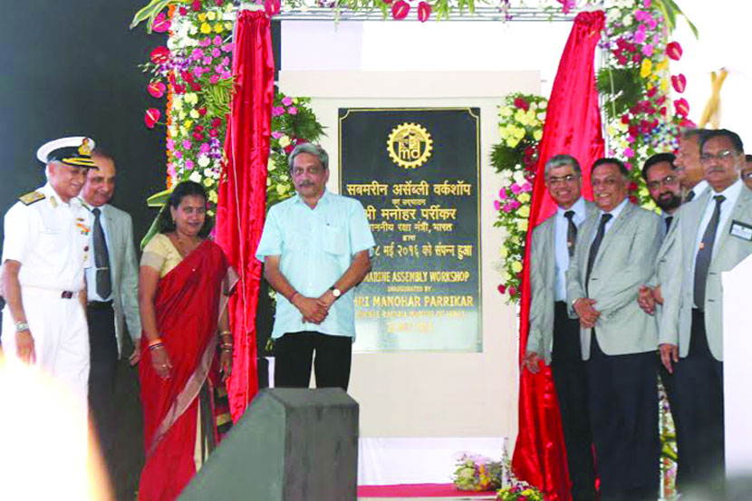 संरक्षणमंत्री मनोहर पर्रिकर यांनी माझगाव गोदीतील पाणबुडी बांधणी केंद्राचे शनिवारी लोकार्पण केले. 