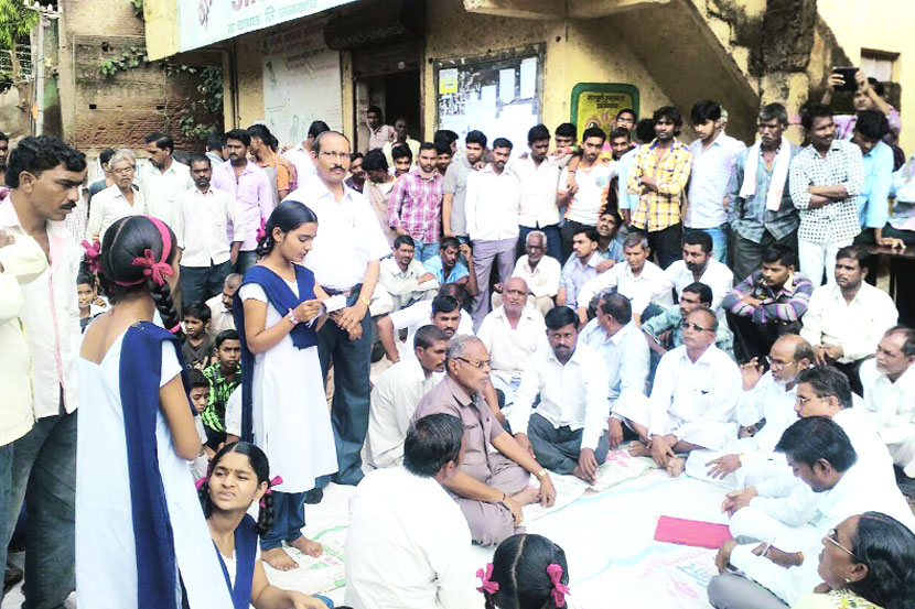 ग्रामसभेत पर्यावरणीय अहवालाची माहिती देताना शालेय विद्यार्थिनी. 