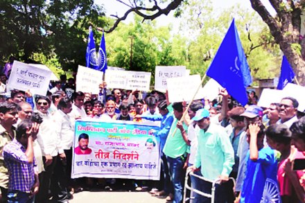 प्रभाग पद्धतीच्या विरोधात सोलापुरात रिपाइंची निदर्शने प्रभाग पद्धतीच्या विरोधात सोलापुरात रिपाइंची निदर्शने