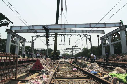 कल्याण रेल्वेस्थानकात सुरु असलेले पादचारी पुलाचे काम. (छाया-दीपक जोशी)