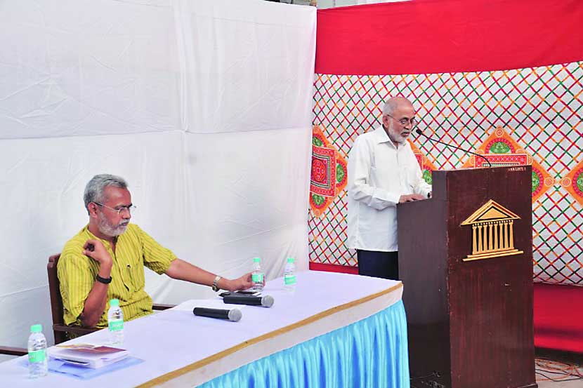 ‘डॉ. बाबासाहेब आंबेडकर आणि त्यांचे अर्थकारण’ या विषयावर बोलताना‘एशियाटिक सोसायटी’चे अध्यक्ष डॉ. शरद काळे सोबत ‘लोकसत्ता’चे संपादक गिरीश कुबेर.