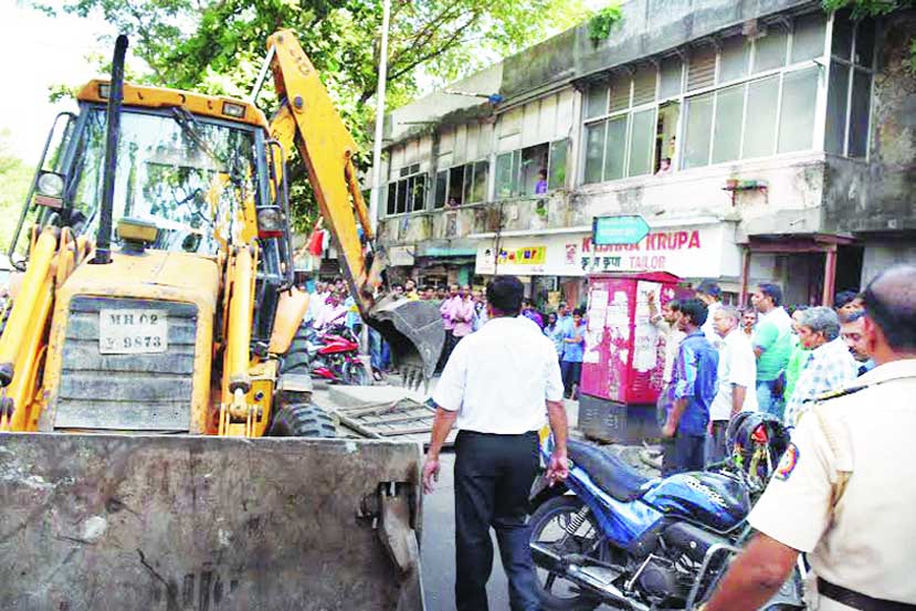 आर. आर. टी. मार्गावरील फेरीवाल्यांविरोधात कारवाई करण्यात आली. आर. आर. टी. मार्गावरील फेरीवाल्यांविरोधात कारवाई करण्यात आली.