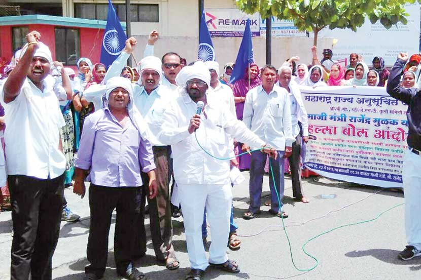 
खामल्यातील राजेंद्र मुळक यांच्या निवासस्थानासमोर महाराष्ट्र राज्य जाती जमाती कृती समितीच्यावतीने हल्ला बोल आंदोलन करण्यात आले. (लोकसत्ता छायाचित्र)
