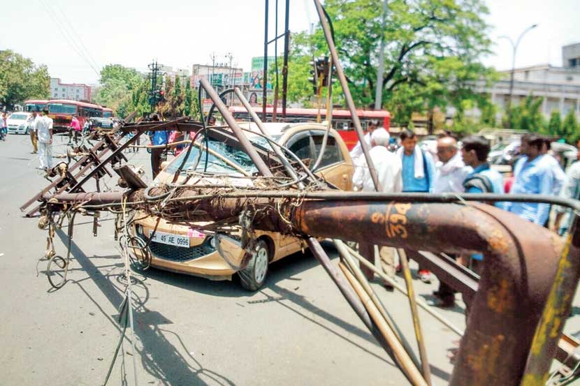 उपराजधानीतील जुने वीज खांब, मृत्यूचा सापळा!